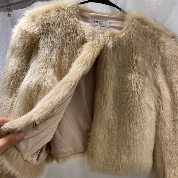 House of CB SMALL cropped nude beige faux fur coat - Picture 3 of 4